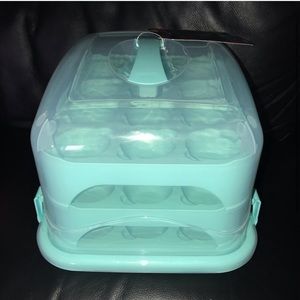 Cute cupcake carrier!